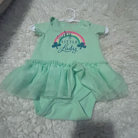 50%off w♥️ 0-3 Month Newborn Baby Girl Bundle Lot 5 sleeper onesie st Patrick - Picture 4 of 11